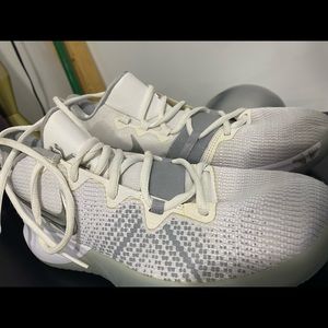 Size 7.5 Nike basketball shoes. Mids